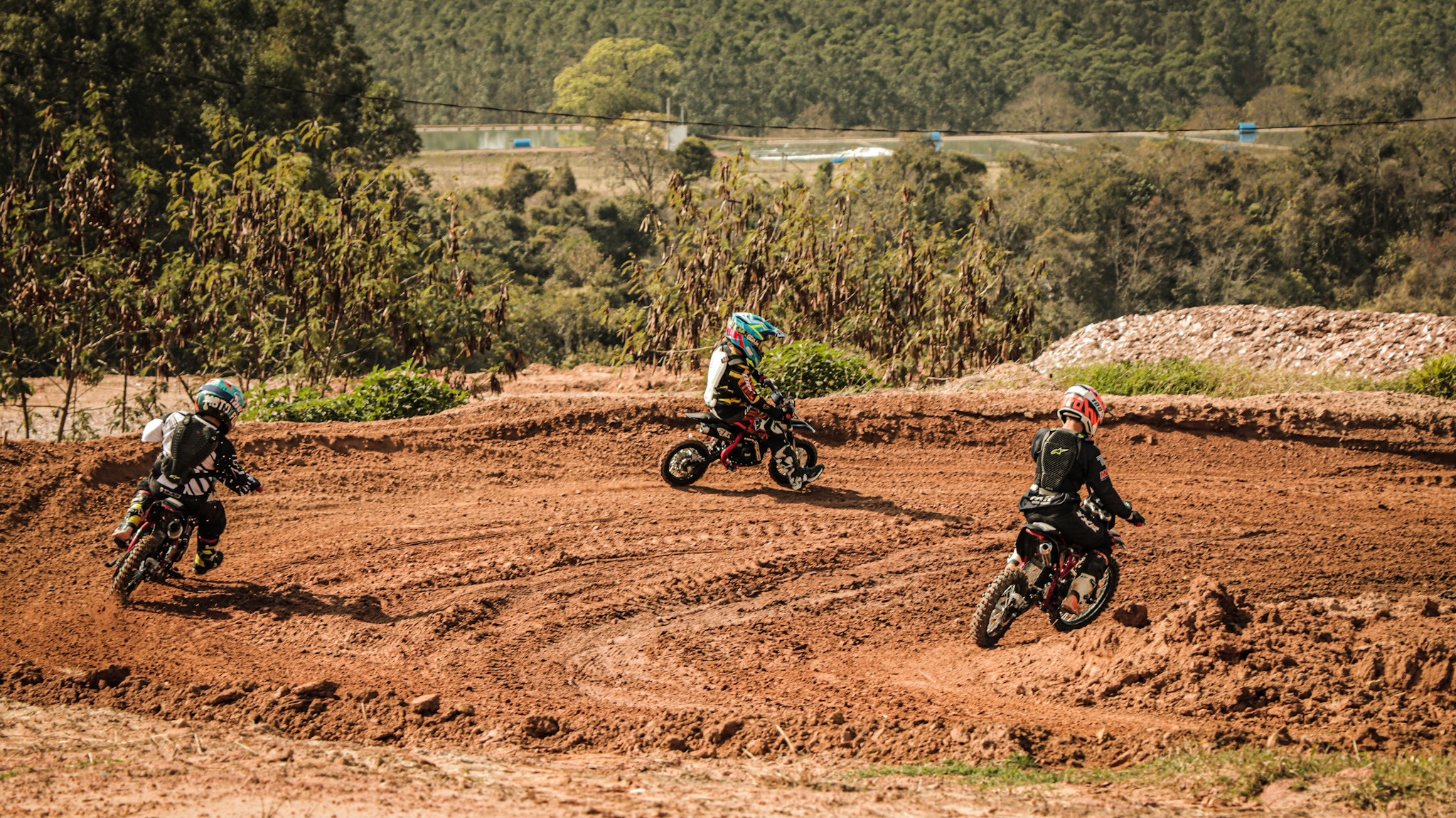 Motocross infantil. Uma mini moto, um capacete e muita diversão